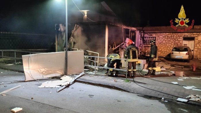 Assalto nella notte alle Poste con una bomba: uffici distrutti