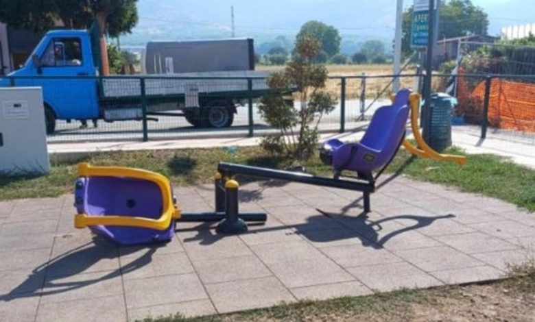 Sala Consilina, vandalizzate giostrine: esposto del sindaco