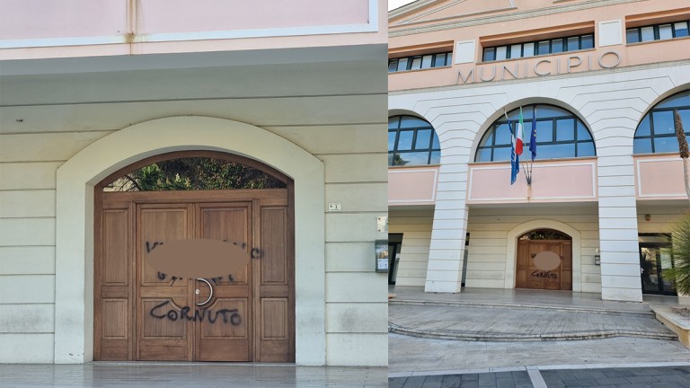Agropoli, scritta ingiuriosa sul portone del Comune contro un funzionario