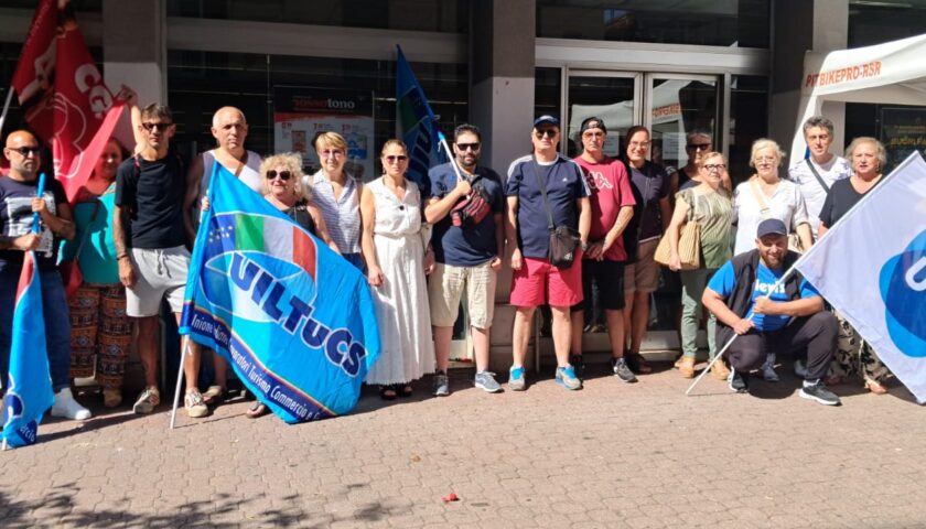 Il contratto non si tocca”: i lavoratori salernitani degli ex supermercati Carrefour in protesta davanti al punto vendita di via Posidonia a Salerno