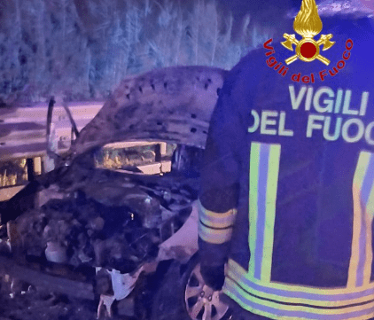 Notte di paura in autostrada a Pontecagnano, auto a fuoco
