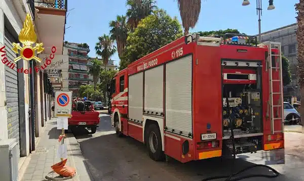 Salerno, panico per un incendio in uno stabile di via Gelso