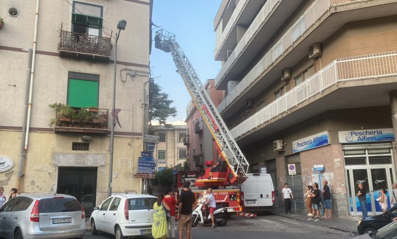 Salerno, tenta di lanciarsi dal terzo piano