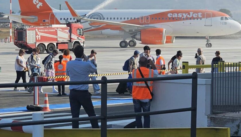 Aeroporto Salerno, Easyjet taglia i voli per l’estate e Jet2Holidays annulla i collegamenti con l’Inghilterra. Ilardi: “Un danno”