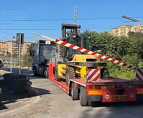 Salerno, camion impigliato nei cavi elettrici, autista illeso