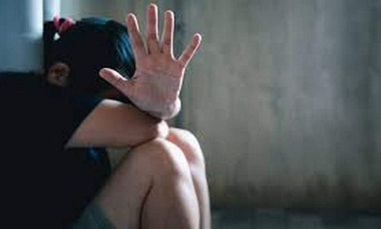 Palpeggia una ragazza, sospeso da ruolo di dirigente ex assessore di Montecorvino Pugliano