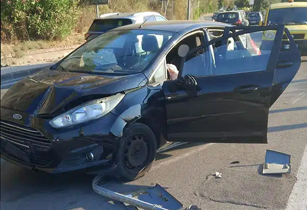 Perde controllo dell’auto e investe una donna che fa jogging in via Benedetto Croce