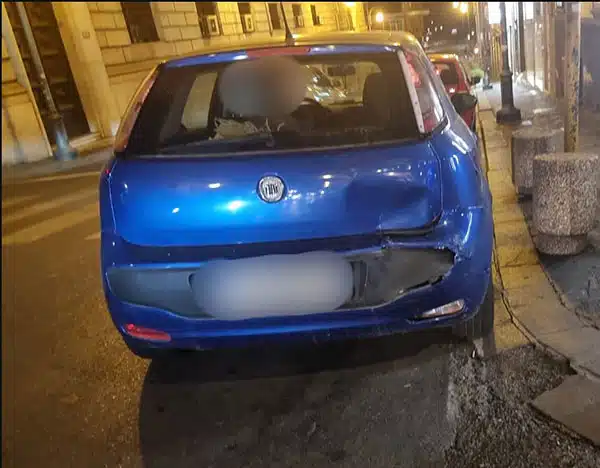 Salerno, urta auto in sosta e scappa