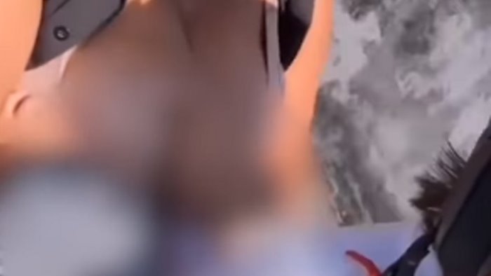 Riprende con il telefonino la moglie che allatta neonato sullo scooter