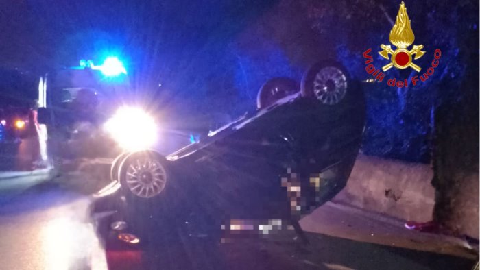 Costiera amalfitana, auto si ribalta: conducente incastrato