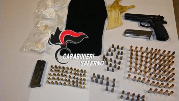 Scafati: droga, armi e passamontagna nel tombino
