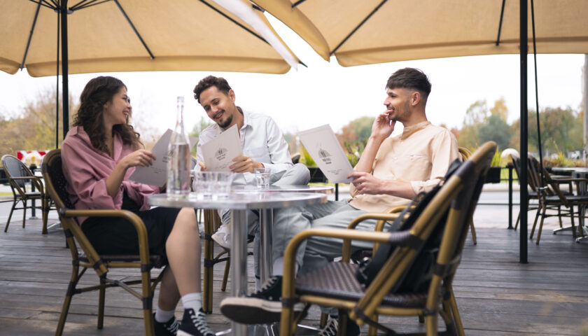 SIGNORI, SI ACCOMODINO PER UN APERITIVO ALL’APERTO!
