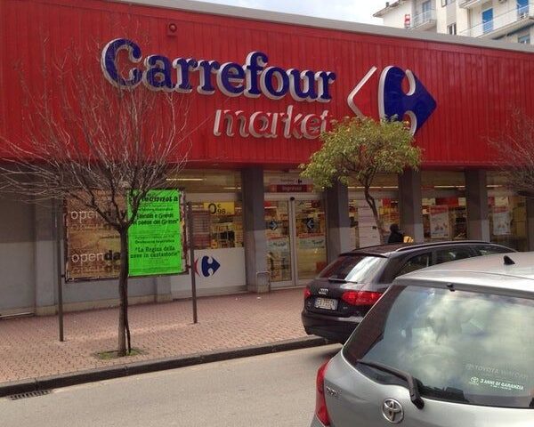Vertenza lavoratori ex supermercati Carrefour, sabato  la protesta dei lavoratori di Salerno al punto vendita di via Posidonia
