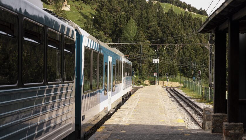 DERAGLIAMENTO DI UN TRENO E CONSEGUENZE SOCIALI