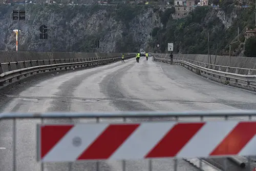 Salerno, incendio Monte Bonadies: chiuso il viadotto Gatto