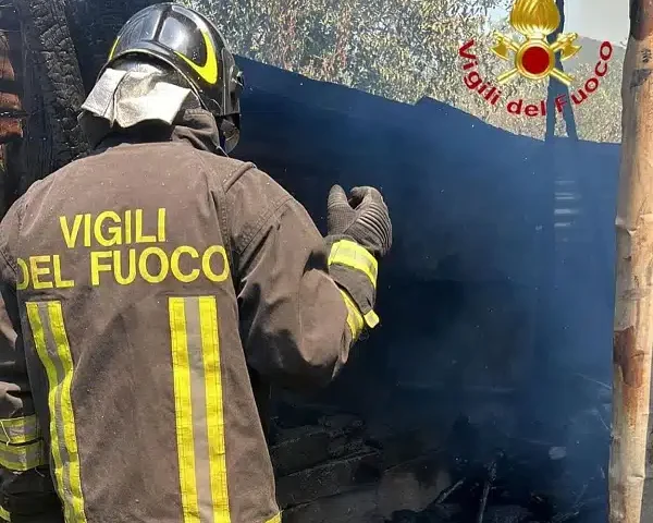 Cava de’ Tirreni, incendio in un deposito di legname