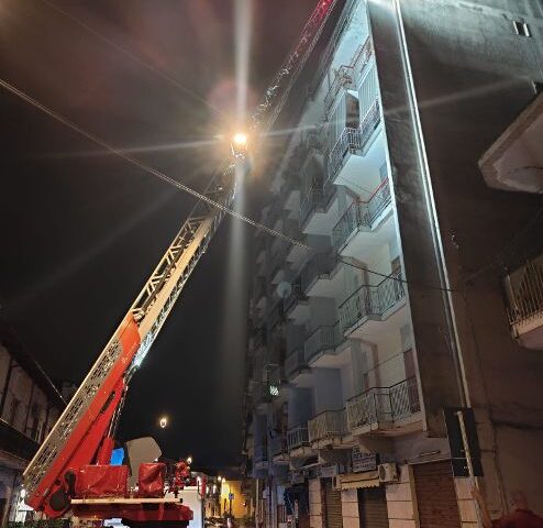 Maltempo, paura per un fulmine che colpisce un palazzo a San Marzano sul Sarno
