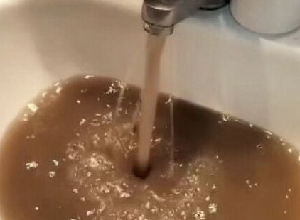 A Scafati dai rubinetti esce acqua marrone