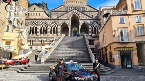 Tenta di svuotare la cassa automatica del parcheggio: arrestato 44enne