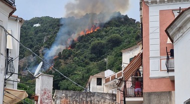 Catara, incendio lambisce le abitazioni