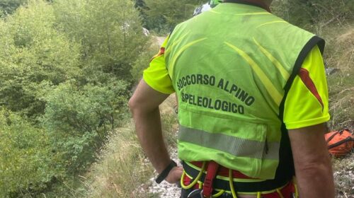 Tragedia sul Sentiero degli Dei: escursionista di 75 anni muore dopo una caduta