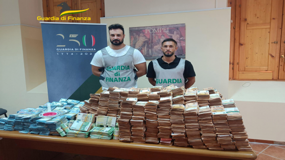 Scoperto con 8 milioni di euro contanti in casa, medico nei guai