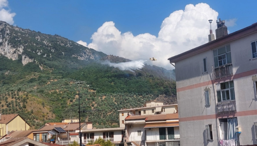 A Giffoni Valle Piana incendio a ridosso delle case