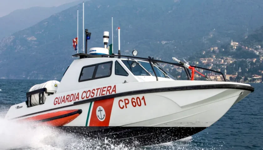 Barca di 21 metri in fiamme affonda a largo di Punta Licosa, salvate due persone
