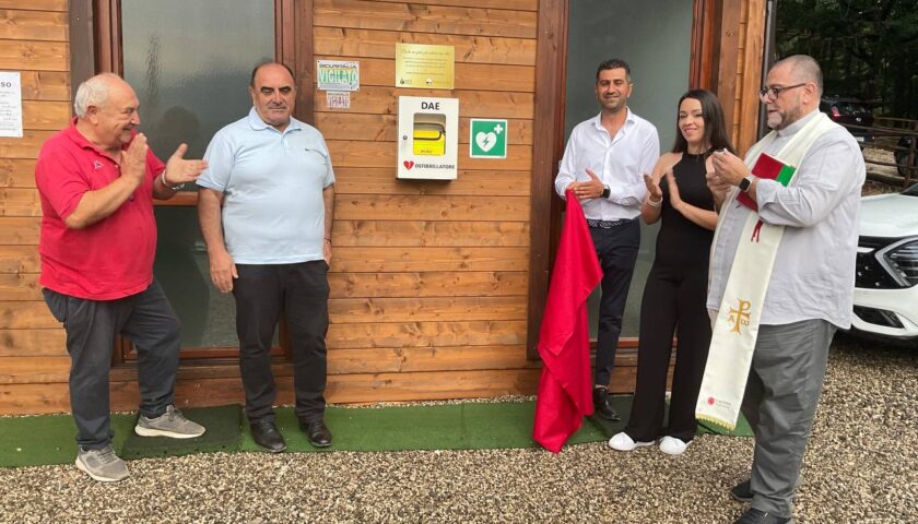 Postiglione: un defibrillatore per la comunità, la donazione degli imprenditori Conte e Sacco