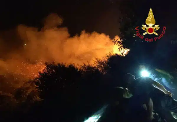 Nocera, vasto incendio sulla montagna: Vigili del fuoco al lavoro tutta la notte