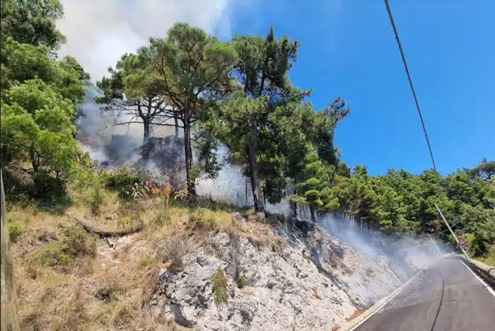 Piromani appiccano il fuoco a Conca dei Marini