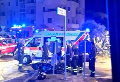 Salerno, si scontrano nella notte auto e moto a Mercatello: coppia in codice rosso al Ruggi