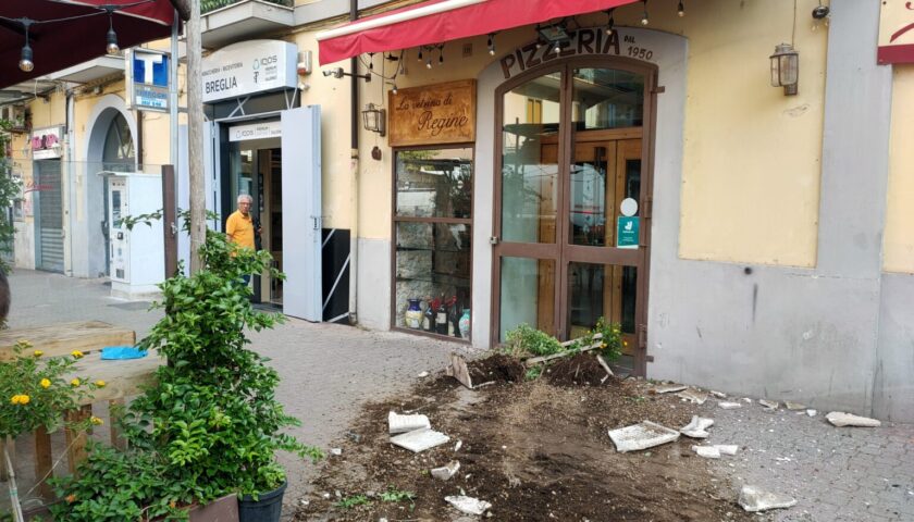 SALERNO, SBANDA CON L’AUTO A FORTE VELOCITA’ IN CURVA E DISTRUGGE ARREDI DELLA PIZZERIA