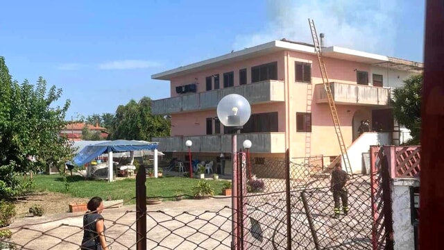 Incendio a Pontecagnano Faiano: distrutto il sottotetto di una villetta in zona Aversana