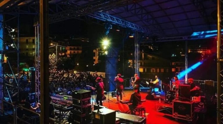 Accuse per i neomelodici sul palco a Serre