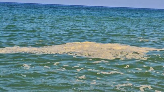 Eboli, mare come una fogna: il sindaco chiama l’Arpac