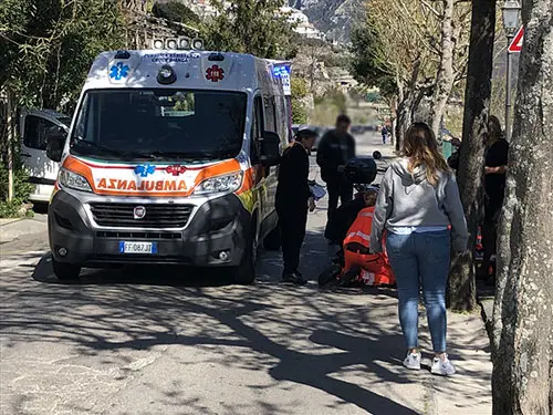 Incidente a Scala in Costiera: bici elettrica contro auto, donna incinta in ospedale