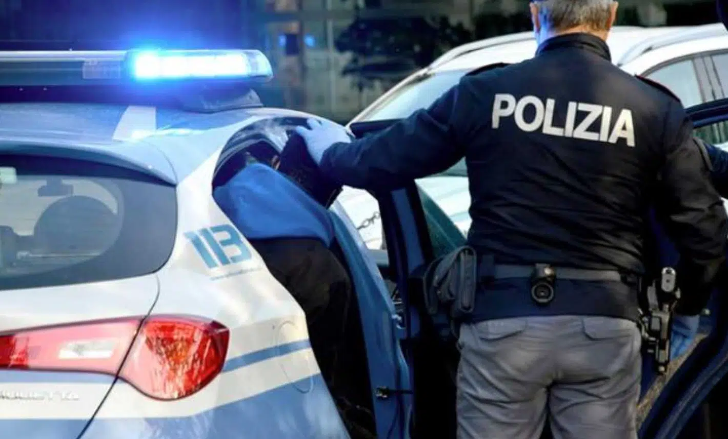 Aggressione ai poliziotti con un bastone e una bottiglia: straniero arrestato in centro a Salerno