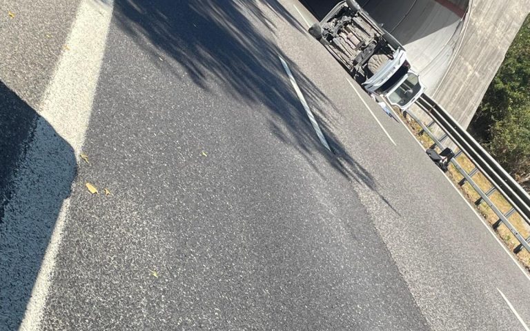San Mango Piemonte, vettura si ribalta in autostrada