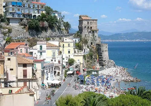 Cetara, lettini e ombrelloni abusivi sulla spiaggia: sequestrate attrezzature