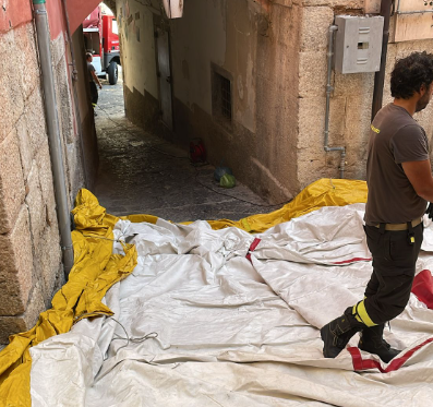 Eboli, si barrica in casa e minaccia il suicidio