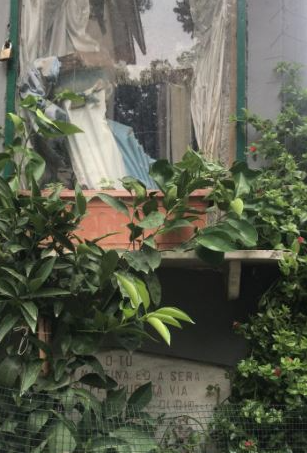 Cava de’ Tirreni, non gradisce l’edicola votiva sulla sua proprietà e la distrugge: residenti indignati, scatta la denuncia