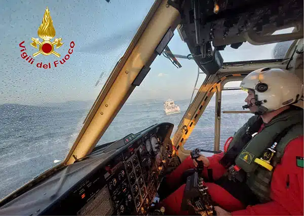 Barca a vela affondata a largo di Palermo, soccorsi in elicottero anche da Salerno