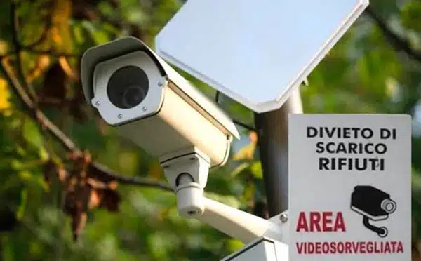 Salerno, stretta nei controlli su conferimento rifiuti: 5 denunciati con le fototrappole
