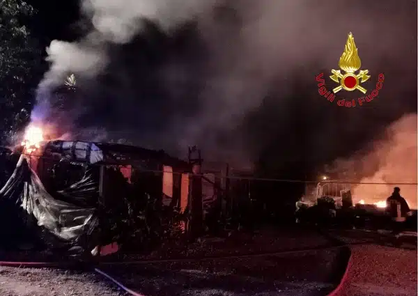 Pontecagnano, 8 roulotte andate a fuoco in via Magellano