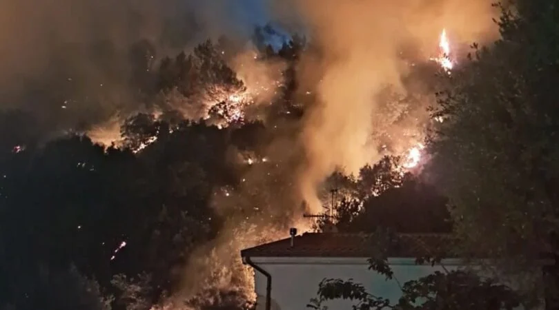 Vasto incendio nella notte a Pisciotta