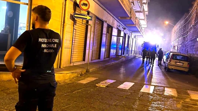 Paura nella notte a Pagani, a fuoco garage di un palazzo: evacuati i condomini