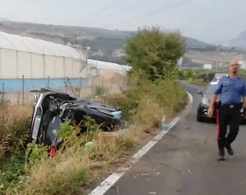 Eboli, auto sbanda e finisce nella cunetta
