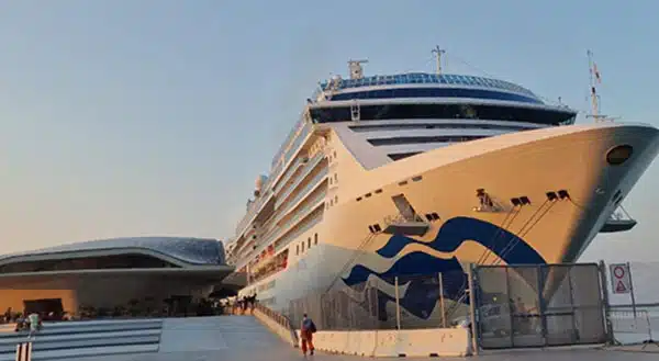 Salerno, la Island Princess alla Stazione Marittima: sbarcati oltre 2200 crocieristi
