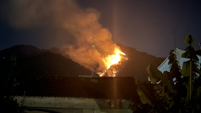 Baronissi, a fuoco la zona del parco Diecimare